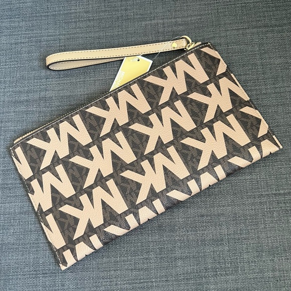 NWT MICHAEL KORS LARGE ZIP CHARM CLUTCH WRISTLET - Picture 2 of 8